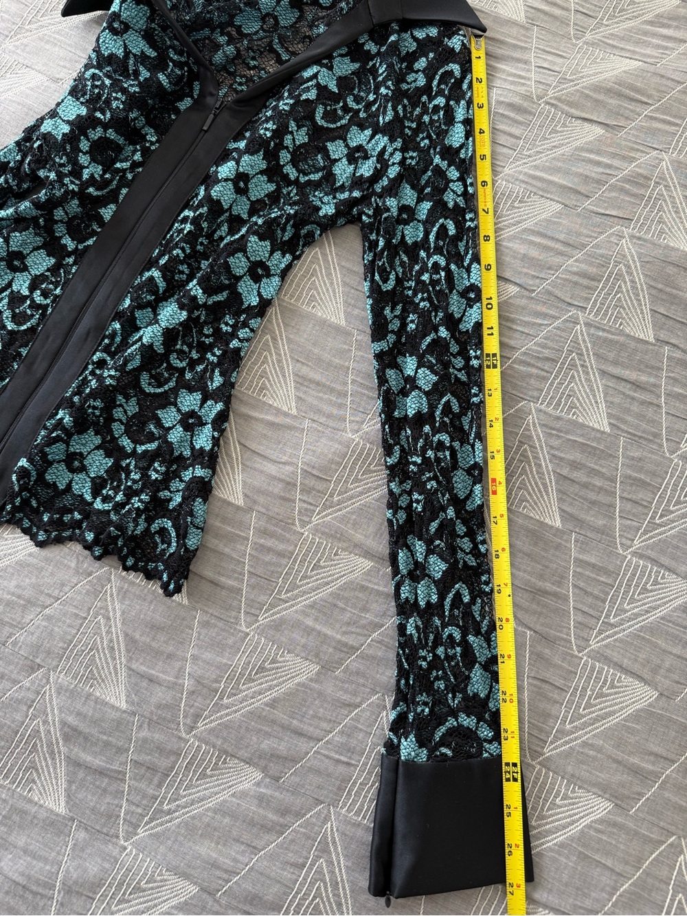 Caché Lacy Double Zip Blouse
| Black & Aqua Floral Lace Shirt | Vintage Y2K 90s - Picture 9 of 10